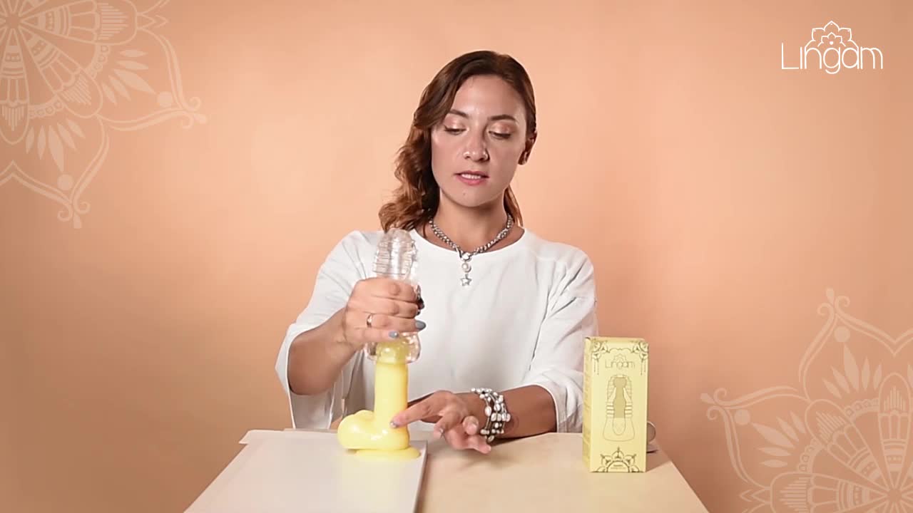 Жігіт қызының аяғын жалайды