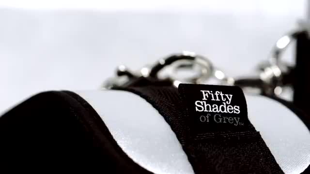 Видеообзор товара: Комфортные наручники «FSoG Totally His Soft Handcuffs», цвет серебристый, Fifty Shades of Grey FS52413