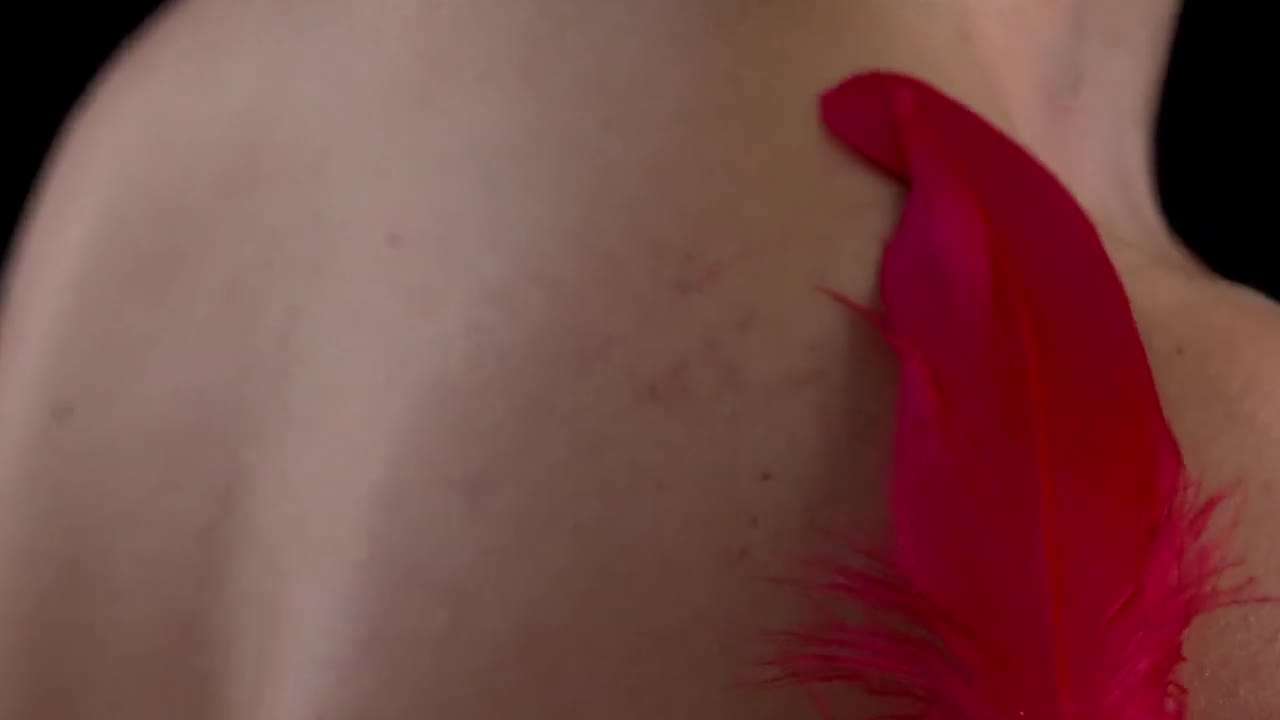 Видеообзор товара: Набор для интимных игр «Lips Massage» со вкусом клубники из сладкого массажного масла, пера и путеводителя, объем 100 мл, Orgie 21326