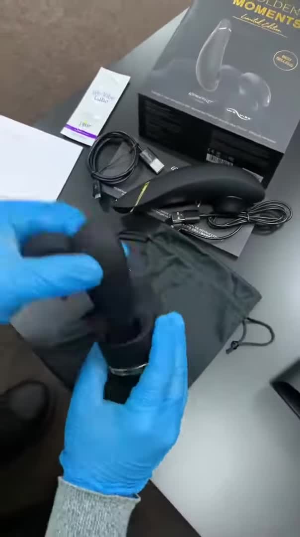 Видеообзор товара: Набор секс-игрушек «Golden Moments Collection» с «Womanizer premium» и «We-vibe Chorus Black», черный, силикон, SNCK2SG9