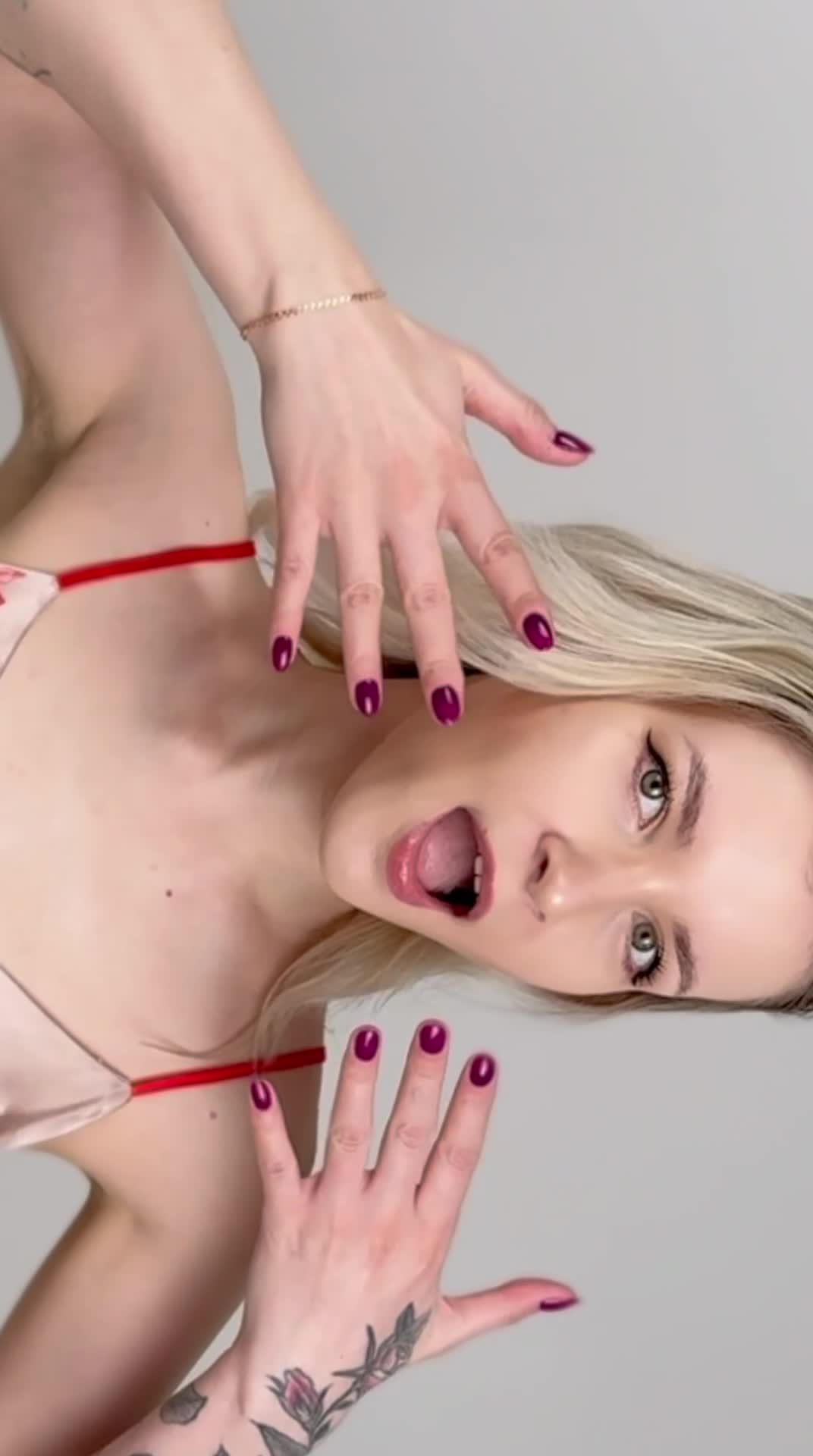 Видеообзор товара: Короткая сорочка Mia-Amore ,  , на тонких контрастных бретелях без подреза под грудью, выполнена из искусственного шелка с монопринтом, расположенным на полочке, XXL, пудровый, Mia-Amore, Mam_Muse 7390